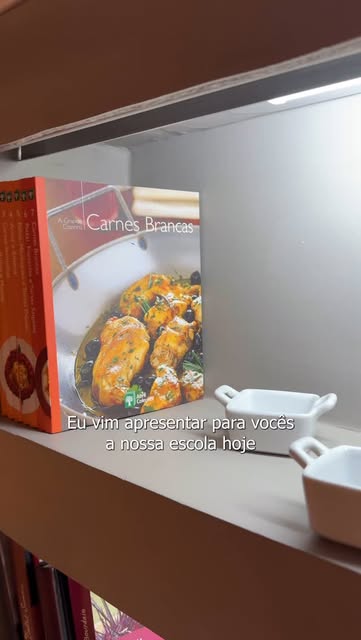 Bancada da cozinha da escola com o livro Carnes Brancas