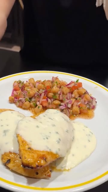 Frango grelhado com molho de iogurte e vinagrete de grão-de-bico